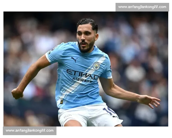 爆笑！曼城新援谢尔基献唱法语说唱，哈兰德领衔众将围观更衣室变欢乐海洋